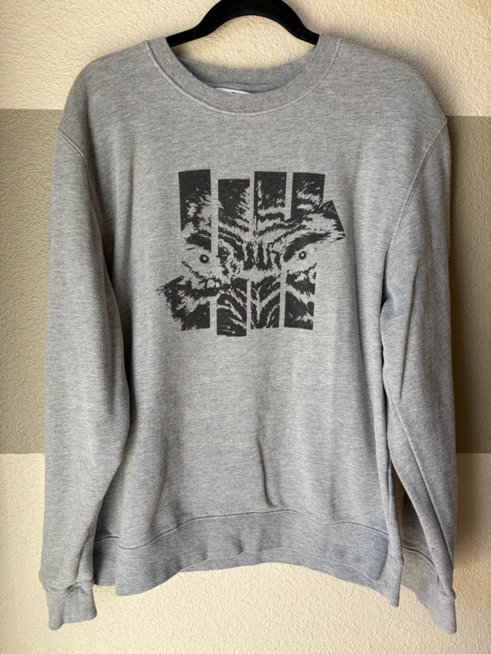 Undefeated Men Large Wolf Strike Crew Neck Gray 100% Cotton Graphic Chest Print